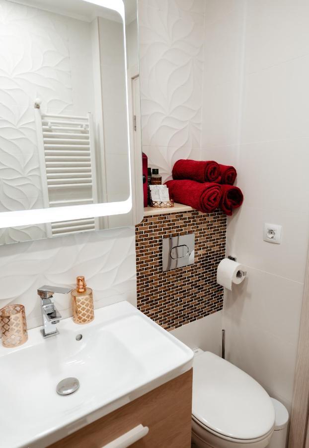 Carla'S Apart Palas-Hala Centrala 1 Bedroom - Shuttle Jászvásár Kültér fotó